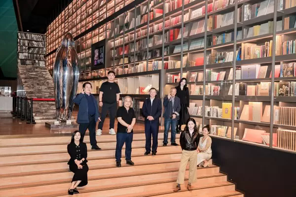 南国大雪春色满园 ：旷小津艺术作品展小记